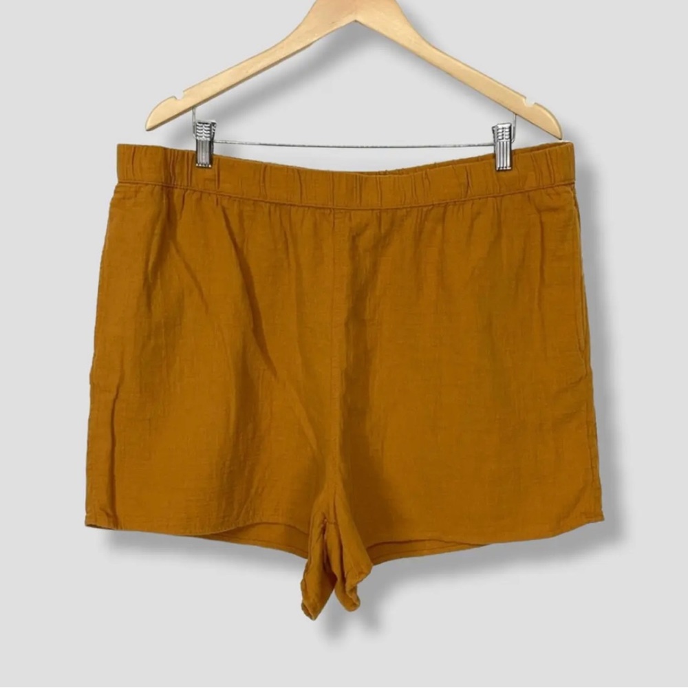 Universal Thread Women's Casual pull-on gold shorts, size small